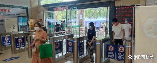 医院路可路美健康码核验联防联控解决方案,健康码测温闸机,电子哨兵,健康码核验测温一体机,医院健康码测温通道闸机.jpeg